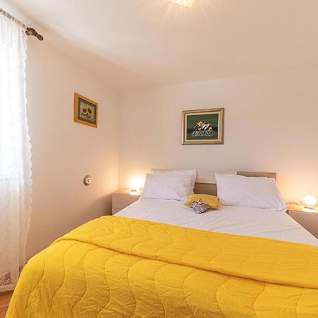 5 Bedroom Cozy Home In Okrug Donji Donji Okrug  Екстер'єр фото