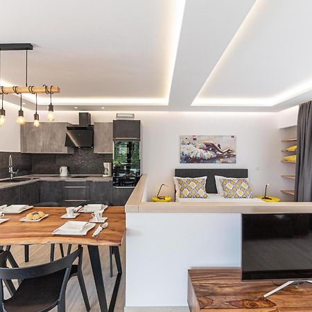 5 Bedroom Cozy Home In Okrug Donji Donji Okrug  Екстер'єр фото