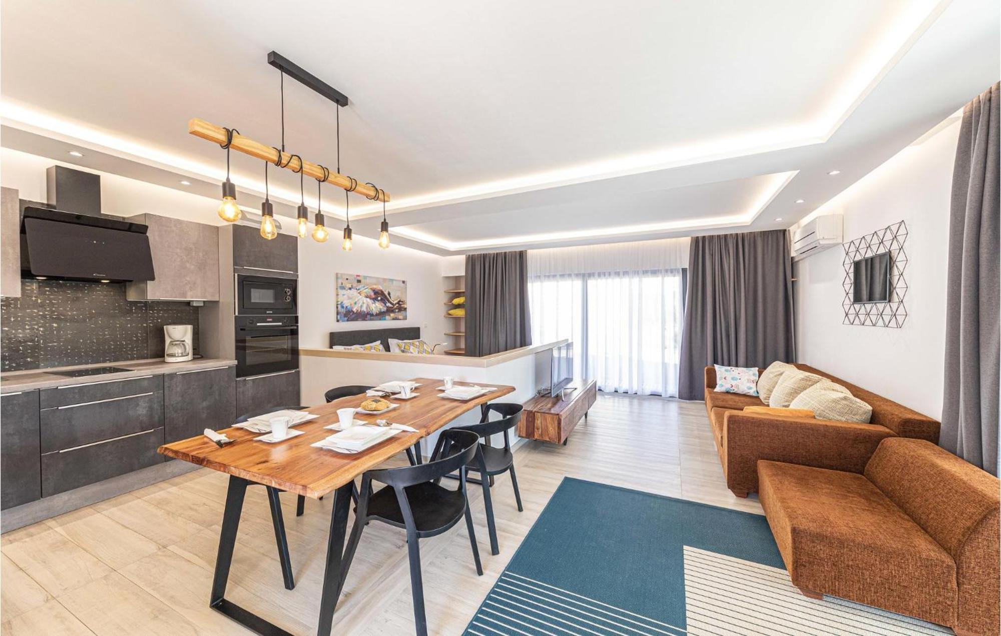 5 Bedroom Cozy Home In Okrug Donji Donji Okrug  Екстер'єр фото