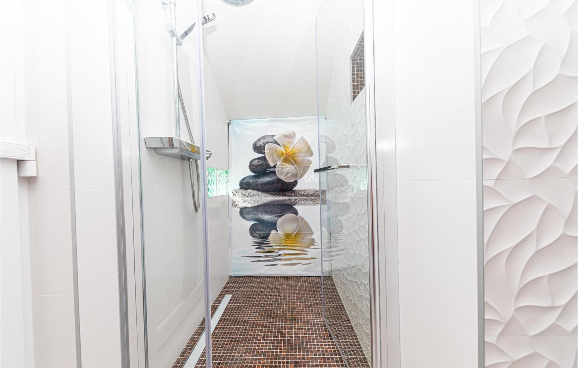 5 Bedroom Cozy Home In Okrug Donji Donji Okrug  Екстер'єр фото