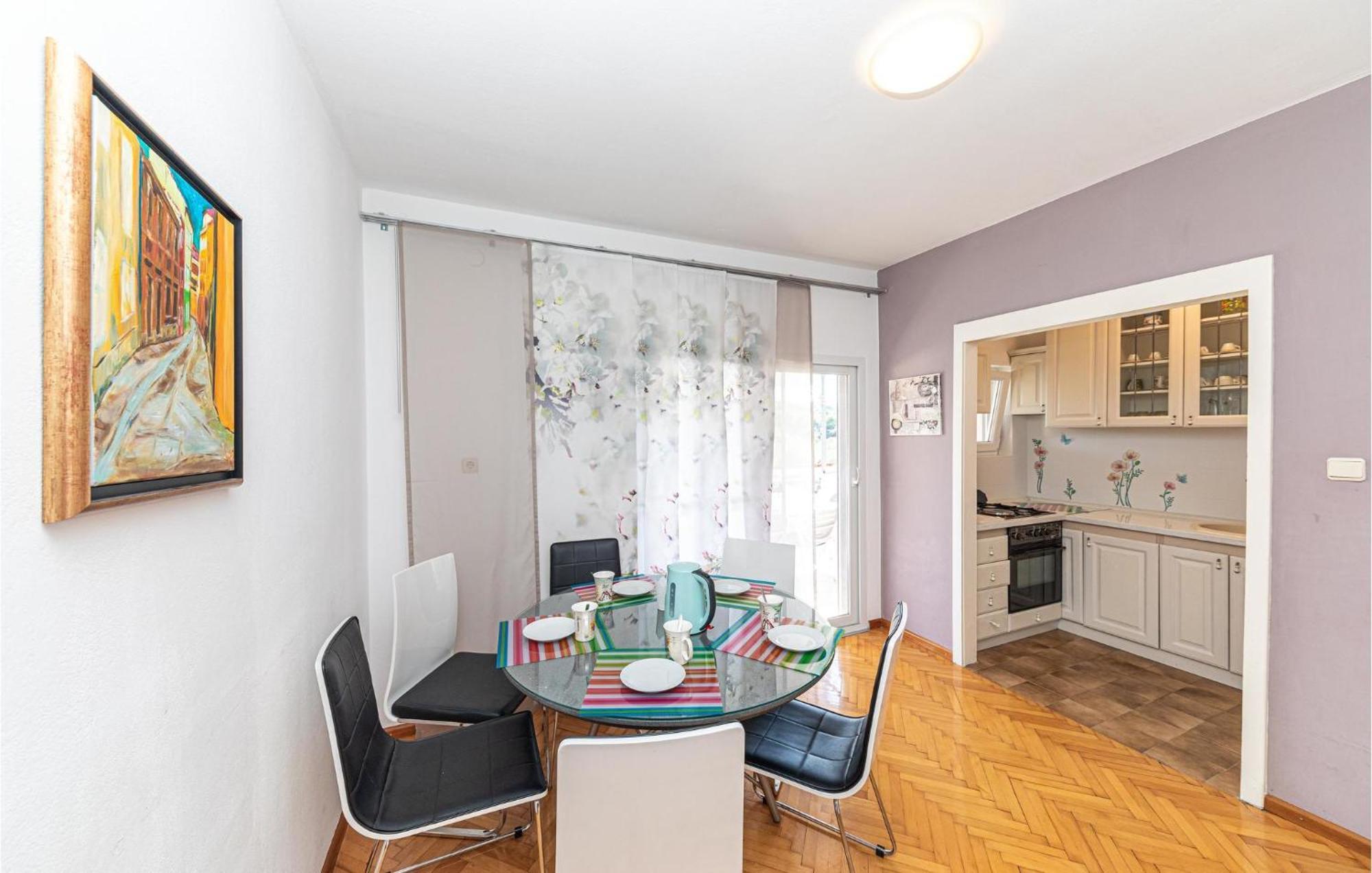 5 Bedroom Cozy Home In Okrug Donji Donji Okrug  Екстер'єр фото