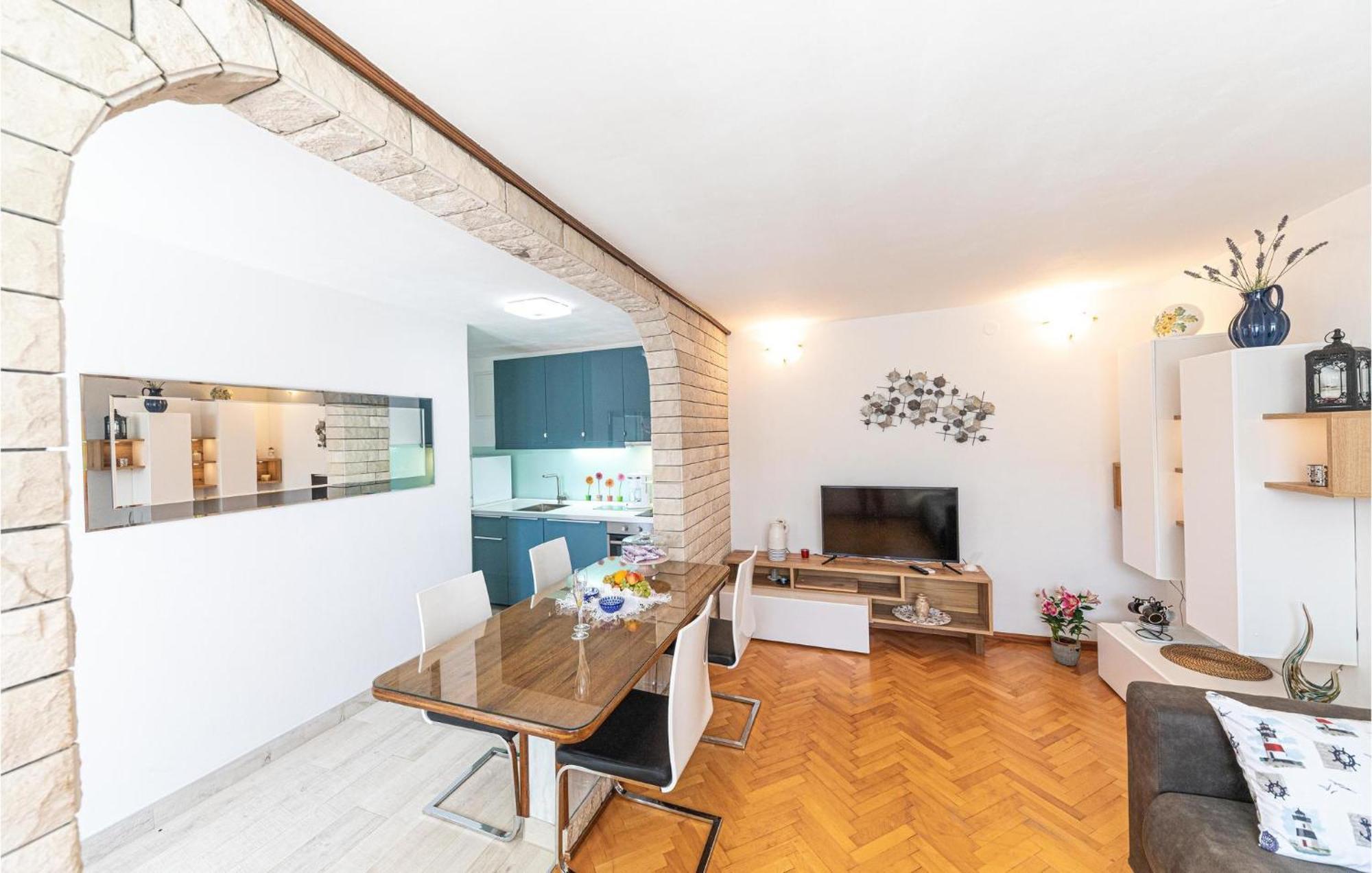 5 Bedroom Cozy Home In Okrug Donji Donji Okrug  Екстер'єр фото