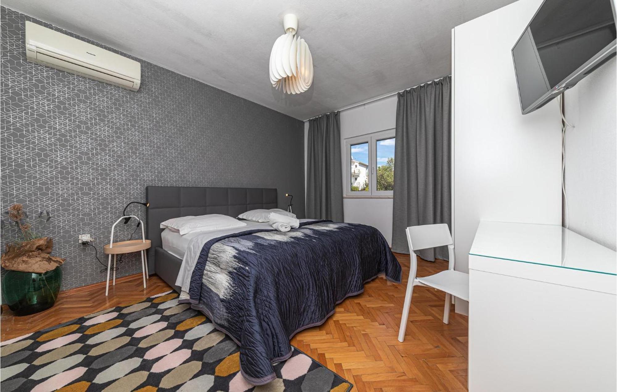 5 Bedroom Cozy Home In Okrug Donji Donji Okrug  Екстер'єр фото