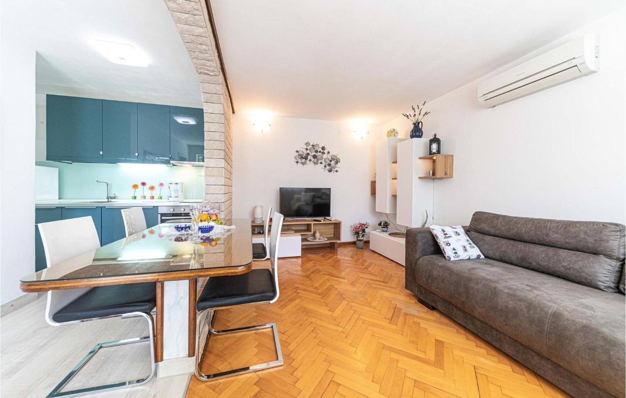 5 Bedroom Cozy Home In Okrug Donji Donji Okrug  Екстер'єр фото