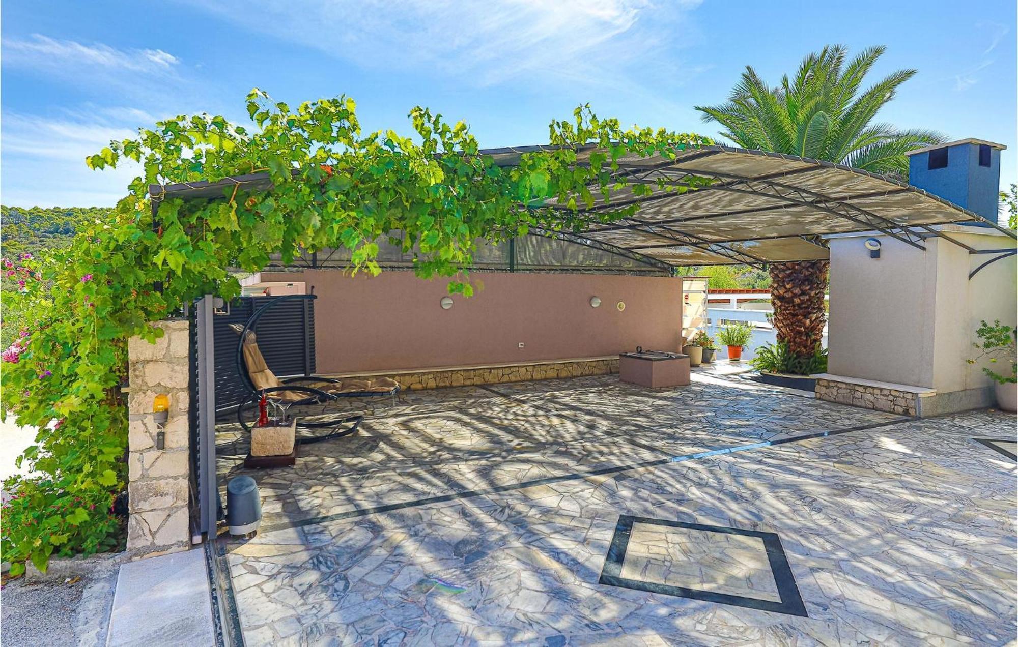 5 Bedroom Cozy Home In Okrug Donji Donji Okrug  Екстер'єр фото