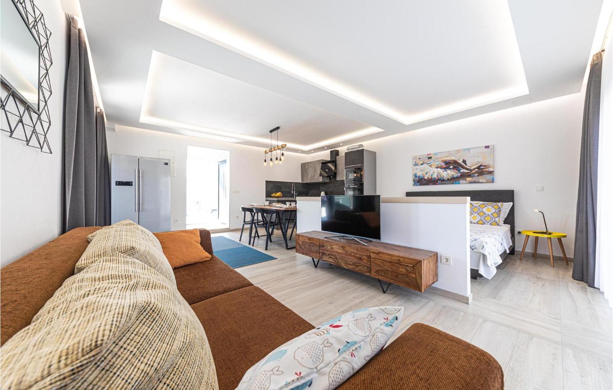 5 Bedroom Cozy Home In Okrug Donji Donji Okrug  Екстер'єр фото