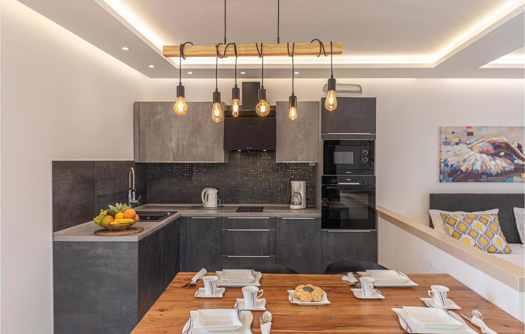 5 Bedroom Cozy Home In Okrug Donji Donji Okrug  Екстер'єр фото