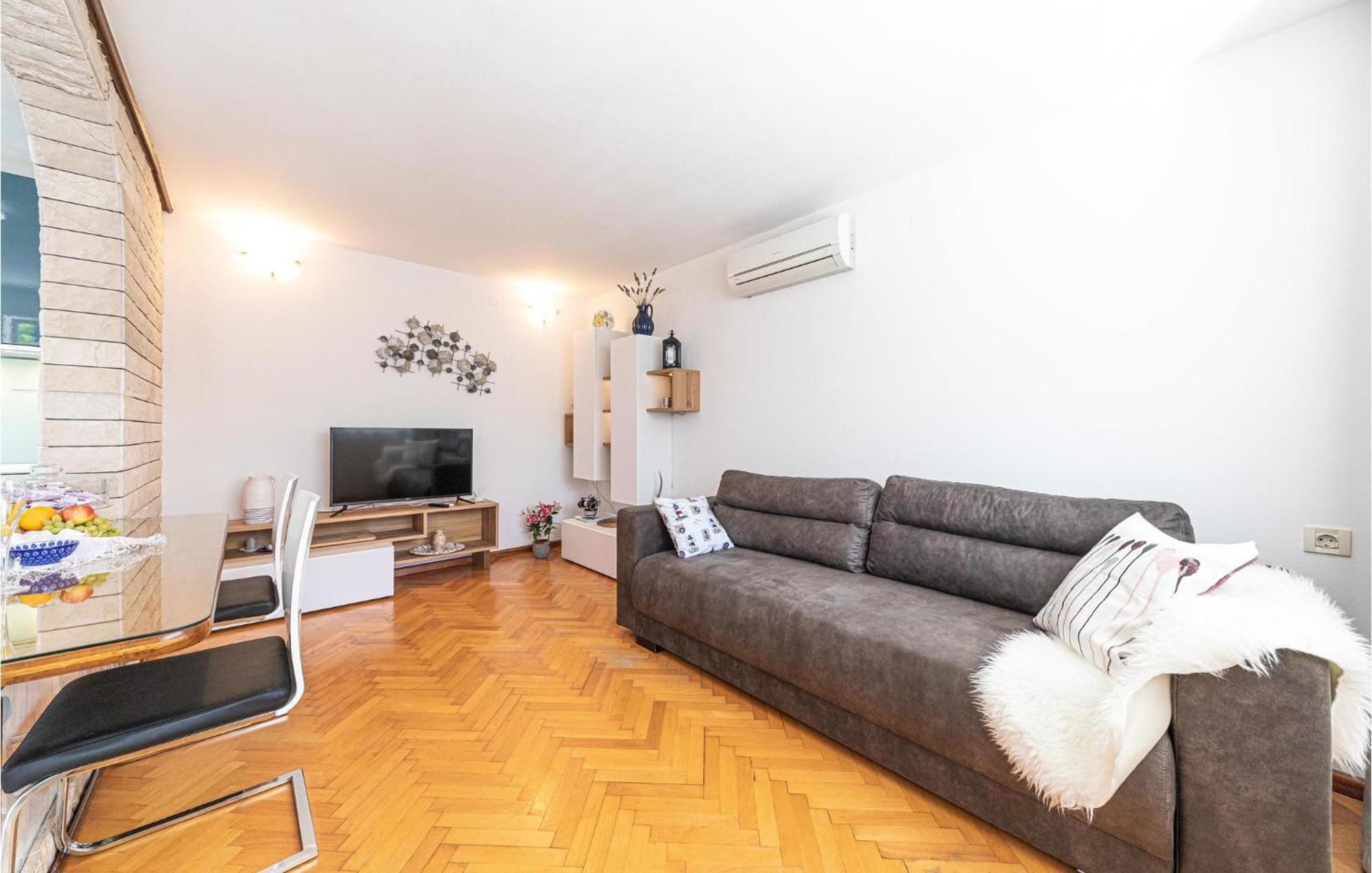 5 Bedroom Cozy Home In Okrug Donji Donji Okrug  Екстер'єр фото