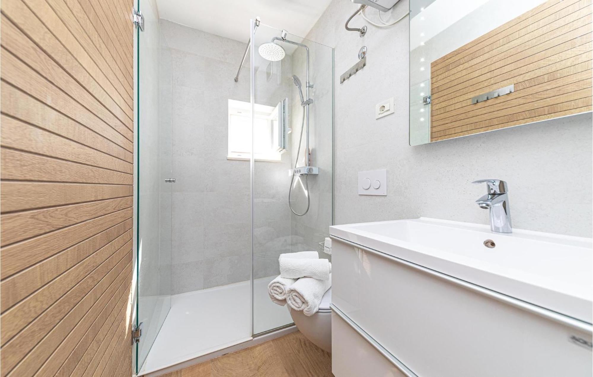 5 Bedroom Cozy Home In Okrug Donji Donji Okrug  Екстер'єр фото