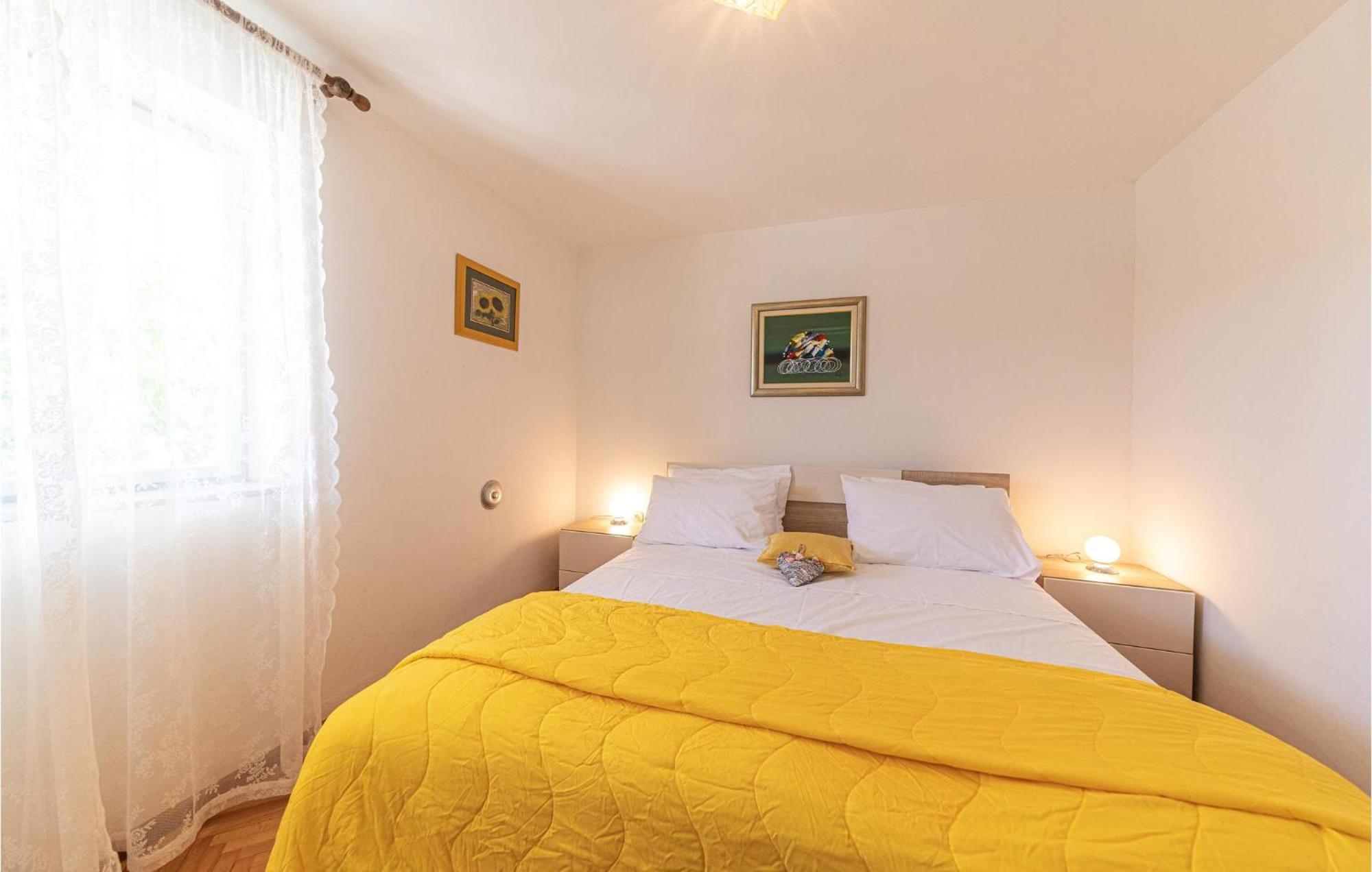 5 Bedroom Cozy Home In Okrug Donji Donji Okrug  Екстер'єр фото
