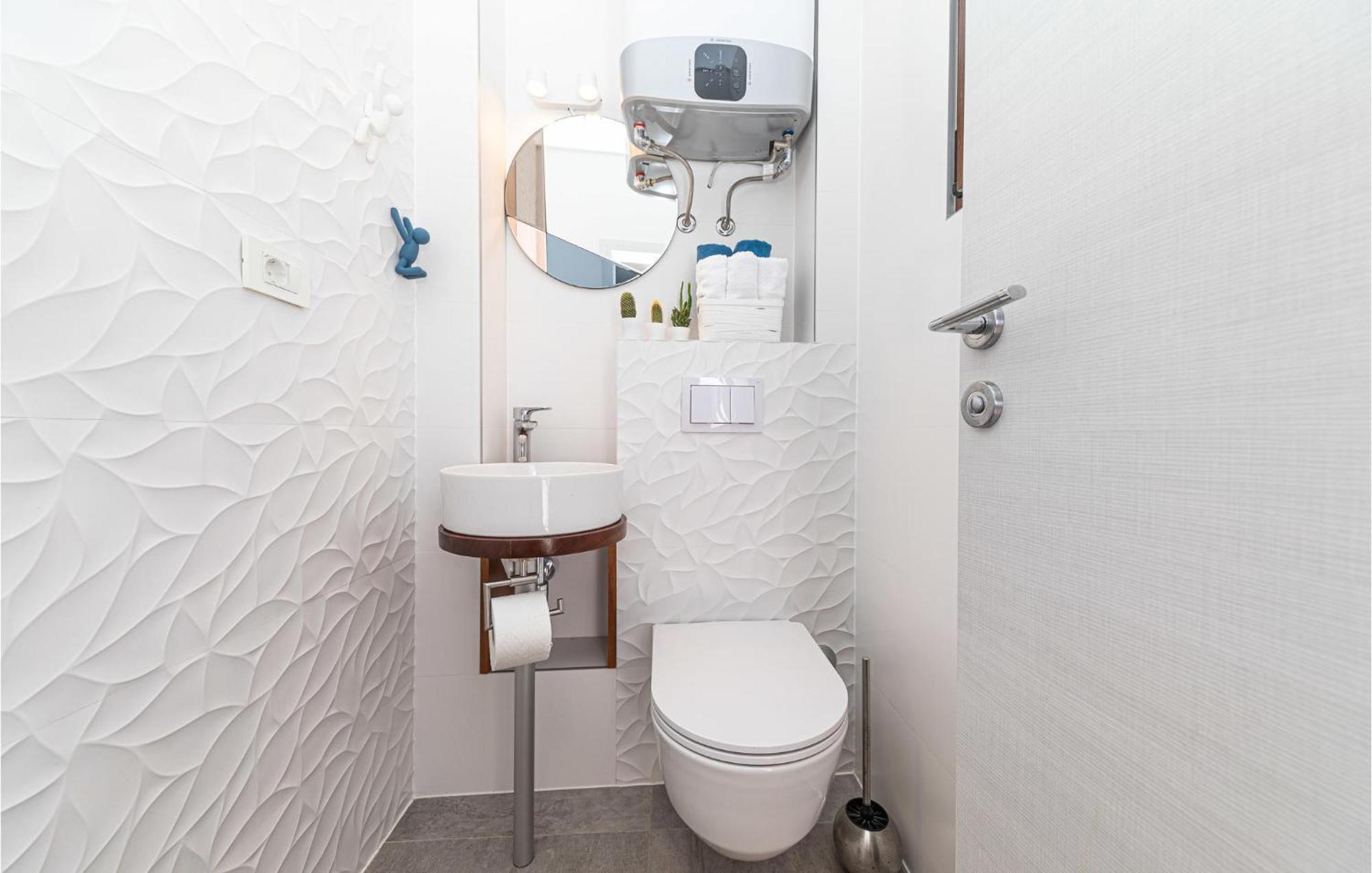 5 Bedroom Cozy Home In Okrug Donji Donji Okrug  Екстер'єр фото