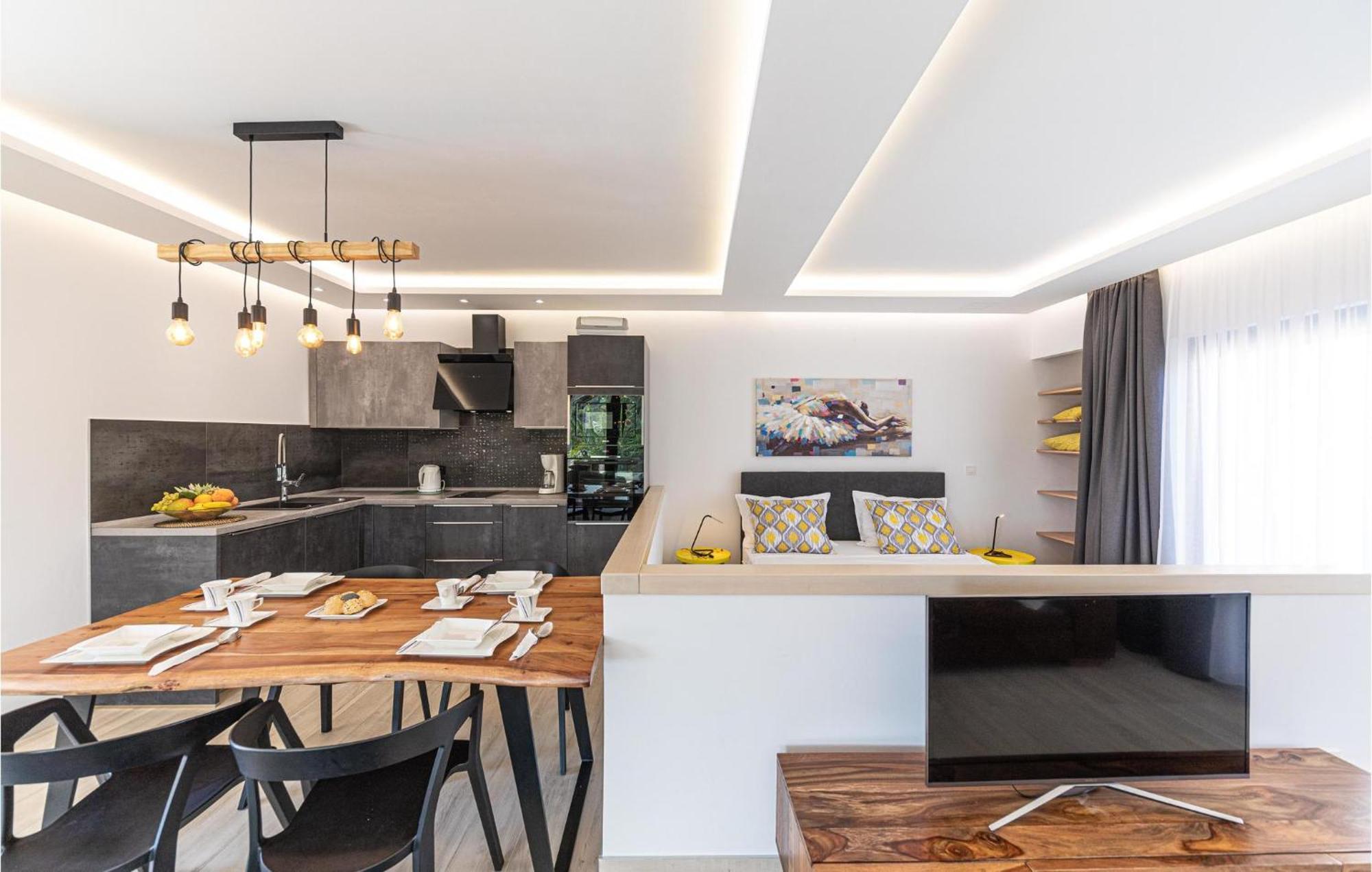 5 Bedroom Cozy Home In Okrug Donji Donji Okrug  Екстер'єр фото