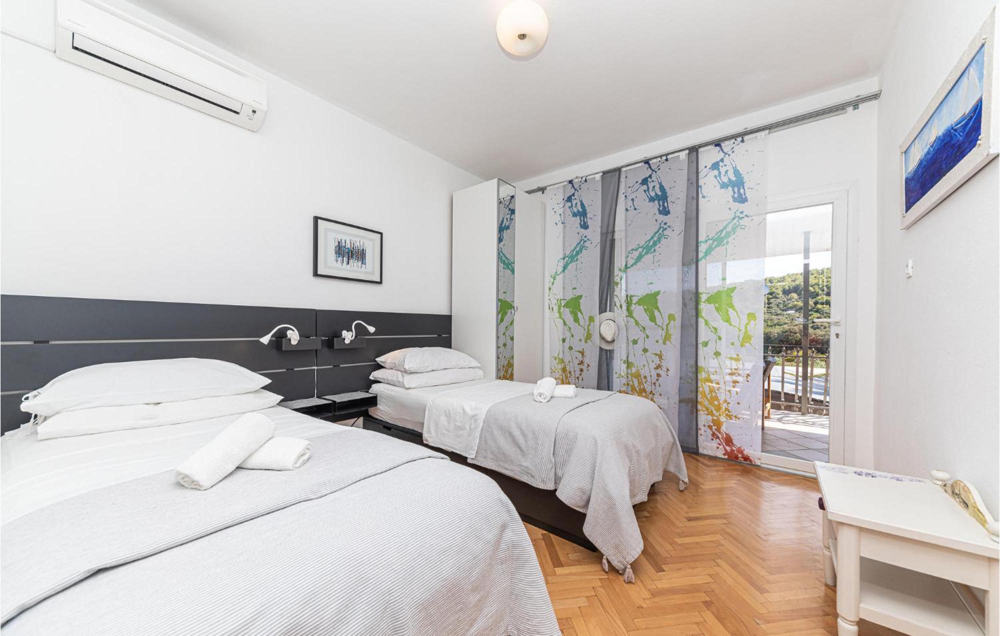 5 Bedroom Cozy Home In Okrug Donji Donji Okrug  Екстер'єр фото