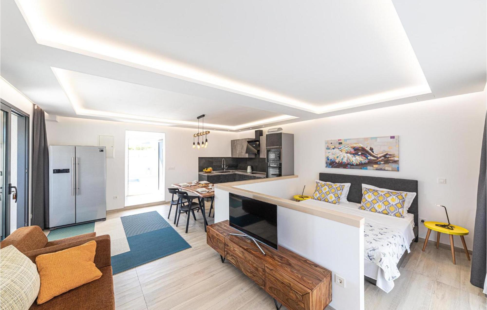 5 Bedroom Cozy Home In Okrug Donji Donji Okrug  Екстер'єр фото