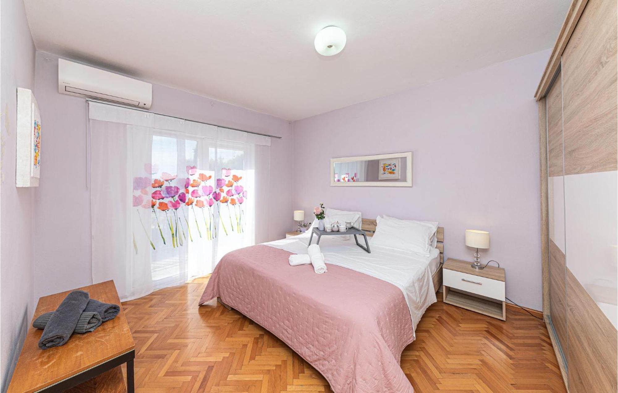 5 Bedroom Cozy Home In Okrug Donji Donji Okrug  Екстер'єр фото