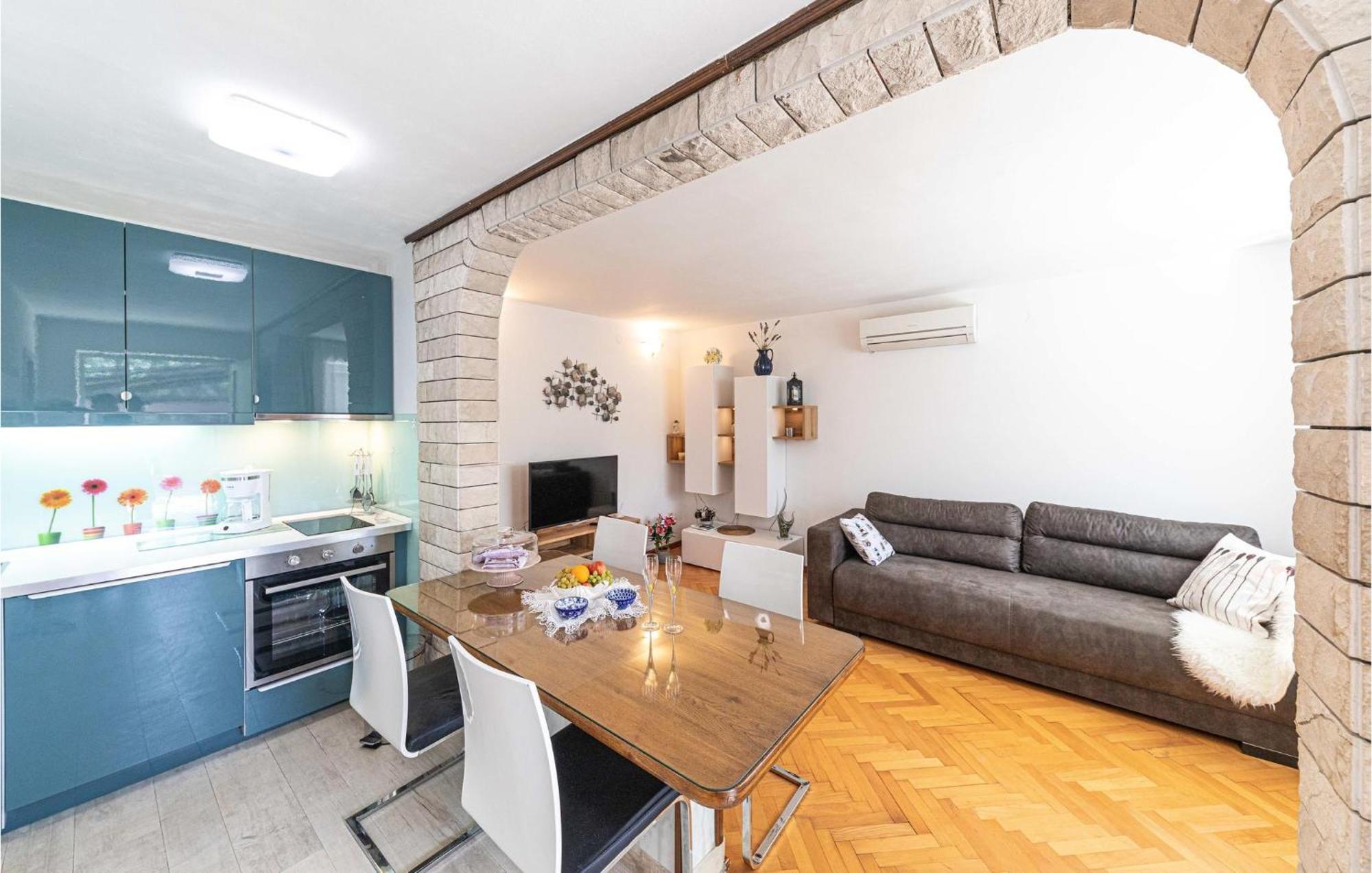 5 Bedroom Cozy Home In Okrug Donji Donji Okrug  Екстер'єр фото