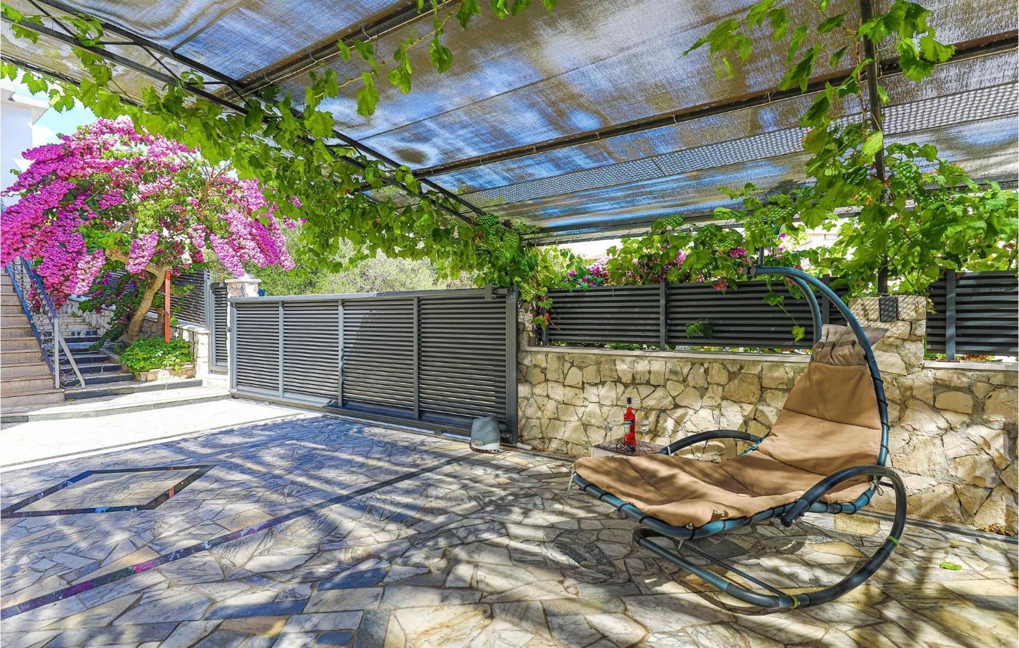 5 Bedroom Cozy Home In Okrug Donji Donji Okrug  Екстер'єр фото
