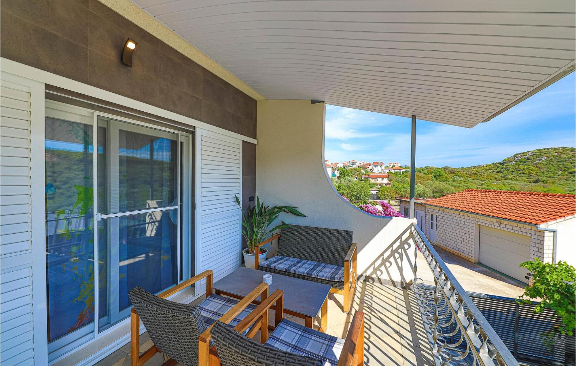 5 Bedroom Cozy Home In Okrug Donji Donji Okrug  Екстер'єр фото
